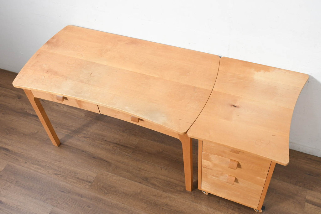 中古　家具工房　BritCraft(ブリットクラフト)　ハードメープル材　丸みをおびたデザインのかわいらしいワゴン(脇机、サイドチェスト、ナイトテーブル、袖机、引き出し)(R-082729)