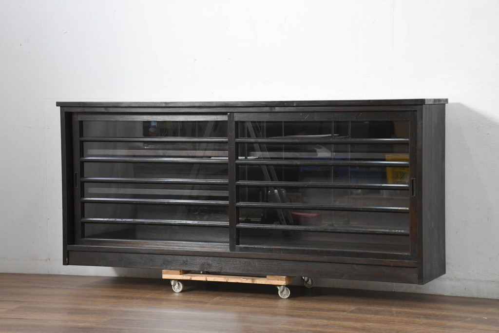 中古　古建具をリメイクしたモダンな横桟ガラス引き戸が魅力な水屋箪笥サイドボード(食器棚、収納棚、戸棚、カップボード、サイドキャビネット)(R-082732)