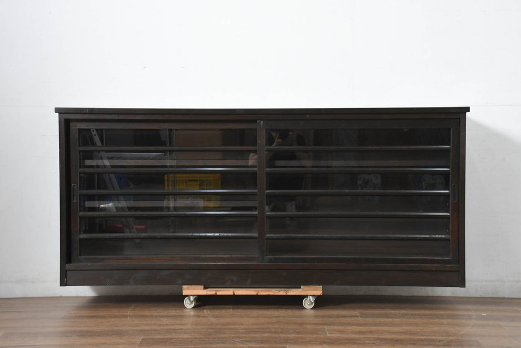 中古　古建具をリメイクしたモダンな横桟ガラス引き戸が魅力な水屋箪笥サイドボード(食器棚、収納棚、戸棚、カップボード、サイドキャビネット)(R-082732)
