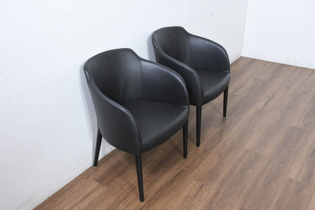 中古　美品　IDC大塚家具取り扱い　Elba(エルバ)　Emozione(エモジオーネ)　モダンな空間に上品なアクセントを添える本革ダイニングチェア2脚セット(レザー、アームチェア、イス、椅子、バラ売り可能)(定価約27万円)(R-083208)