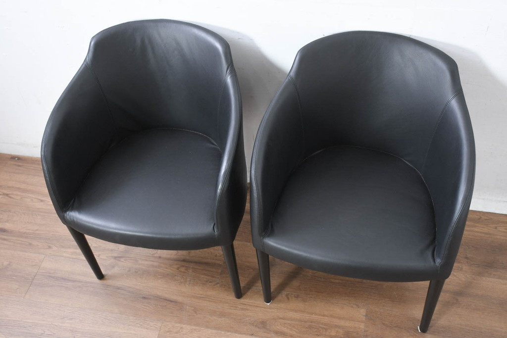 中古　美品　IDC大塚家具取り扱い　Elba(エルバ)　Emozione(エモジオーネ)　モダンな空間に上品なアクセントを添える本革ダイニングチェア2脚セット(レザー、アームチェア、イス、椅子、バラ売り可能)(定価約27万円)(R-083208)