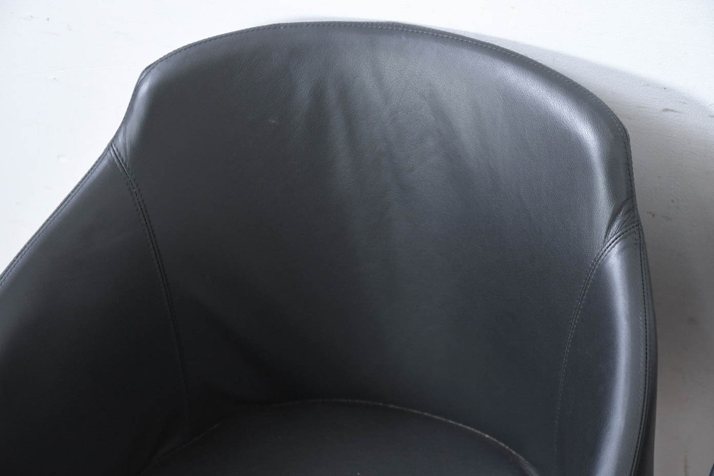中古　美品　IDC大塚家具取り扱い　Elba(エルバ)　Emozione(エモジオーネ)　モダンな空間に上品なアクセントを添える本革ダイニングチェア2脚セット(レザー、アームチェア、イス、椅子、バラ売り可能)(定価約27万円)(R-083208)
