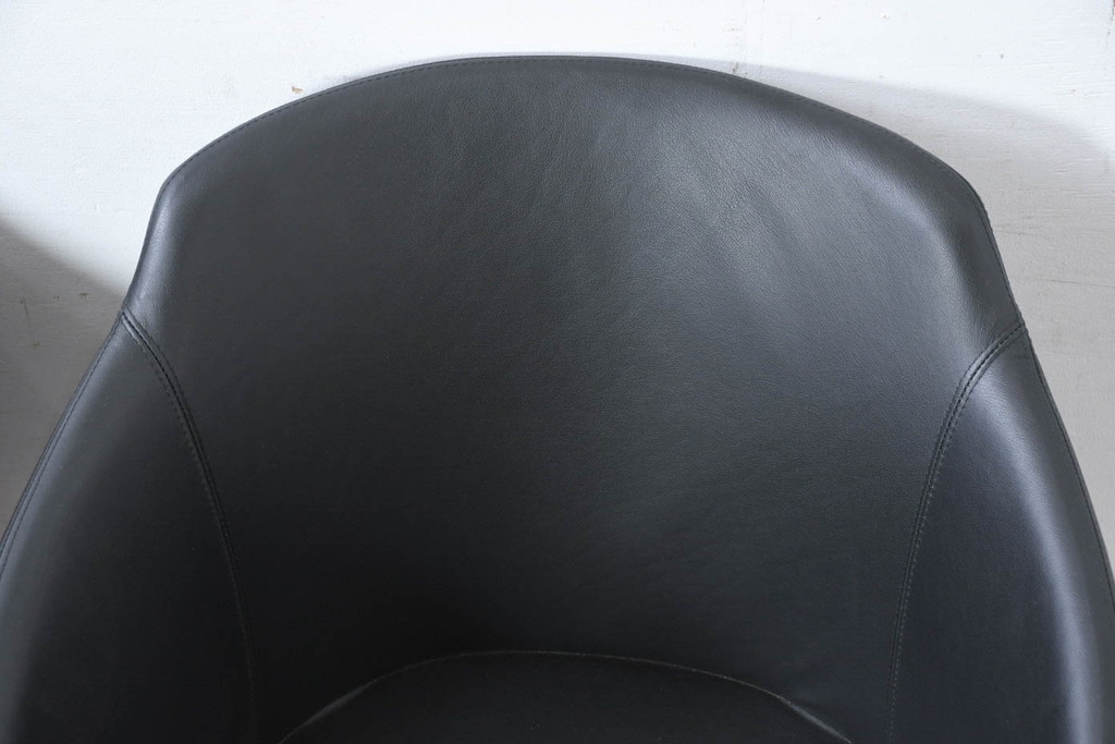 中古　美品　IDC大塚家具取り扱い　Elba(エルバ)　Emozione(エモジオーネ)　モダンな空間に上品なアクセントを添える本革ダイニングチェア2脚セット(レザー、アームチェア、イス、椅子、バラ売り可能)(定価約27万円)(R-083208)