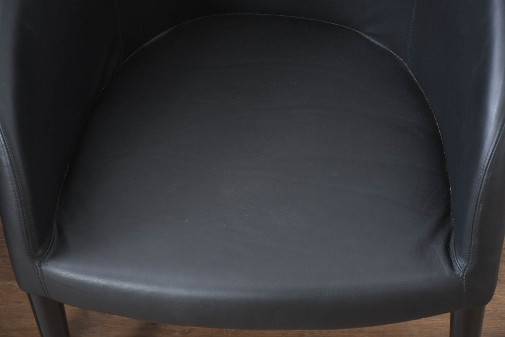 中古　美品　IDC大塚家具取り扱い　Elba(エルバ)　Emozione(エモジオーネ)　モダンな空間に上品なアクセントを添える本革ダイニングチェア2脚セット(レザー、アームチェア、イス、椅子、バラ売り可能)(定価約27万円)(R-083208)