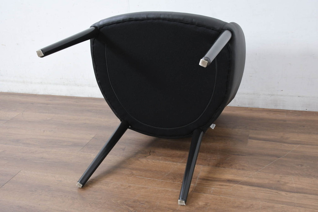 中古　美品　IDC大塚家具取り扱い　Elba(エルバ)　Emozione(エモジオーネ)　モダンな空間に上品なアクセントを添える本革ダイニングチェア2脚セット(レザー、アームチェア、イス、椅子、バラ売り可能)(定価約27万円)(R-083208)