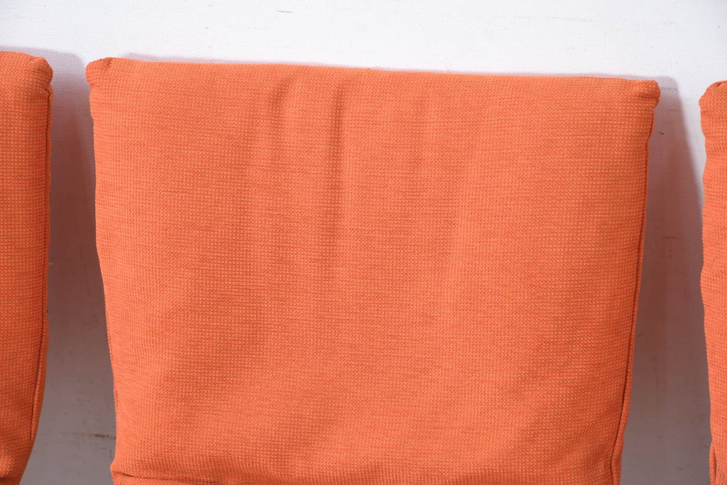 中古　美品　ligne roset(リーンロゼ)　ROSET CALIN(ロゼカラン)　鮮やかカラーで空間を明るくするダイニングチェア4脚セット(椅子、イス、バラ売り可能)(定価約52万円)(R-083209)
