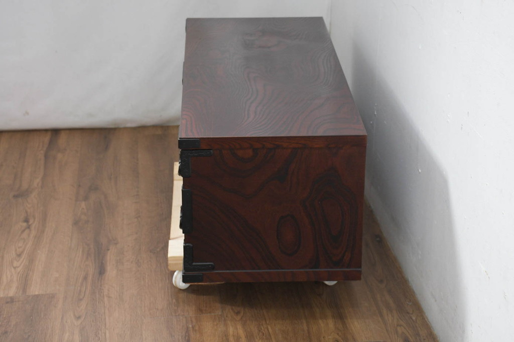 中古　超美品　岩谷堂箪笥　どっしりとした重厚感ある佇まいが魅力的なテレビ台(ローボード、収納棚、戸棚、リビングボード、テレビボード)(定価約45万円)(R-082727)