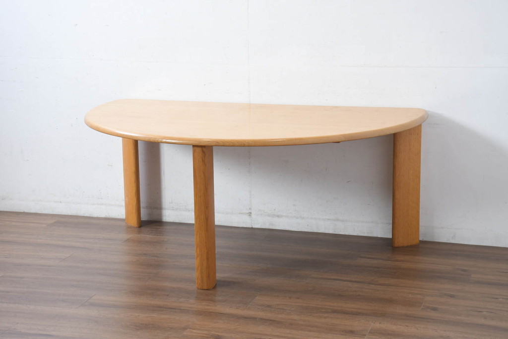 中古　美品　飛騨高山手作り家具メーカー　シラカワ(shirakawa)　NEO TABLE(ネオテーブル)　レッドオーク無垢材　ユニークなデザインが魅力!!半円形で3本脚のダイニングテーブル(作業台、2人掛け、2人用、展示台、店舗什器)(定価約27万円)(R-082605)