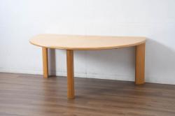 中古　美品　飛騨高山手作り家具メーカー　シラカワ(shirakawa)　NEO TABLE(ネオテーブル)　レッドオーク無垢材　ユニークなデザインが魅力!!半円形で3本脚のダイニングテーブル(作業台、2人掛け、2人用、展示台、店舗什器)(定価約27万円)(R-082605)