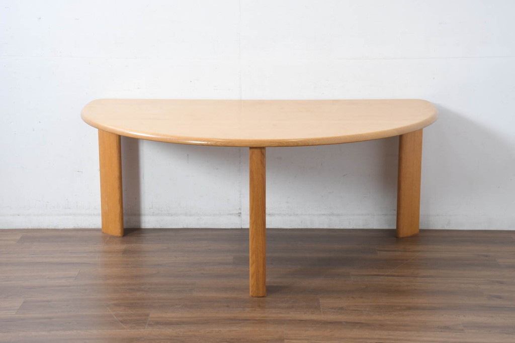 中古　美品　飛騨高山手作り家具メーカー　シラカワ(shirakawa)　NEO TABLE(ネオテーブル)　レッドオーク無垢材　ユニークなデザインが魅力!!半円形で3本脚のダイニングテーブル(作業台、2人掛け、2人用、展示台、店舗什器)(定価約27万円)(R-082605)