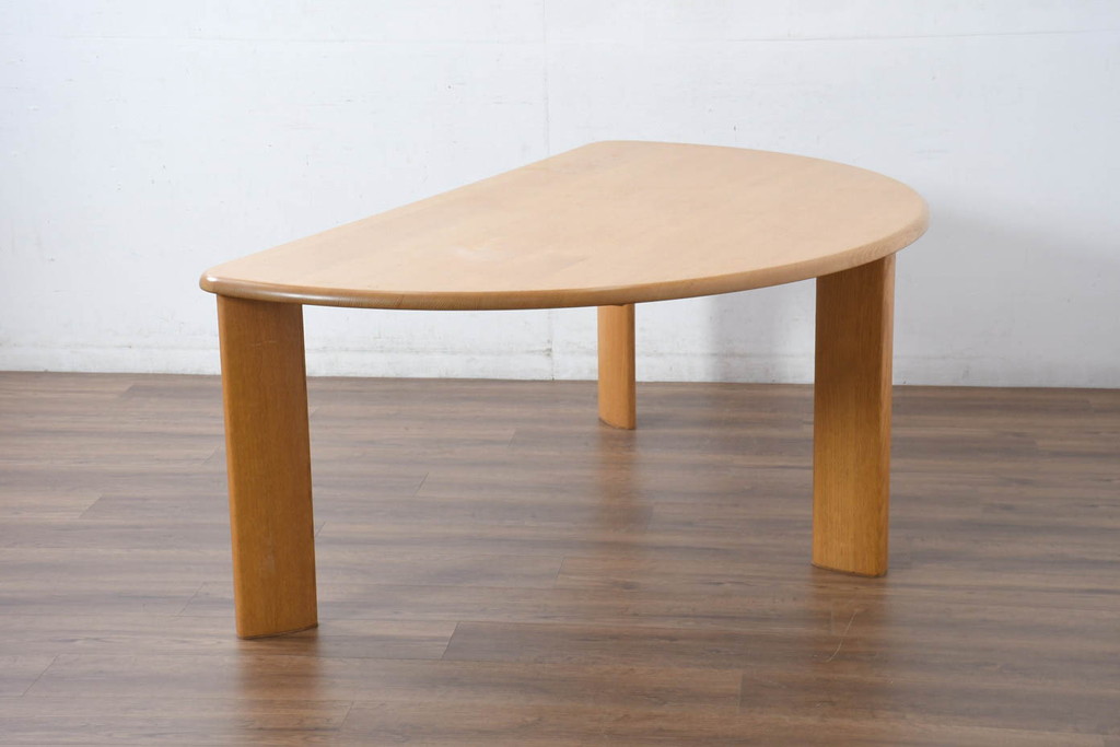 中古　美品　飛騨高山手作り家具メーカー　シラカワ(shirakawa)　NEO TABLE(ネオテーブル)　レッドオーク無垢材　ユニークなデザインが魅力!!半円形で3本脚のダイニングテーブル(作業台、2人掛け、2人用、展示台、店舗什器)(定価約27万円)(R-082605)