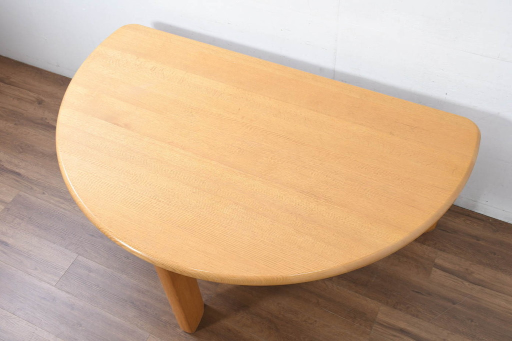 中古　美品　飛騨高山手作り家具メーカー　シラカワ(shirakawa)　NEO TABLE(ネオテーブル)　レッドオーク無垢材　ユニークなデザインが魅力!!半円形で3本脚のダイニングテーブル(作業台、2人掛け、2人用、展示台、店舗什器)(定価約27万円)(R-082605)