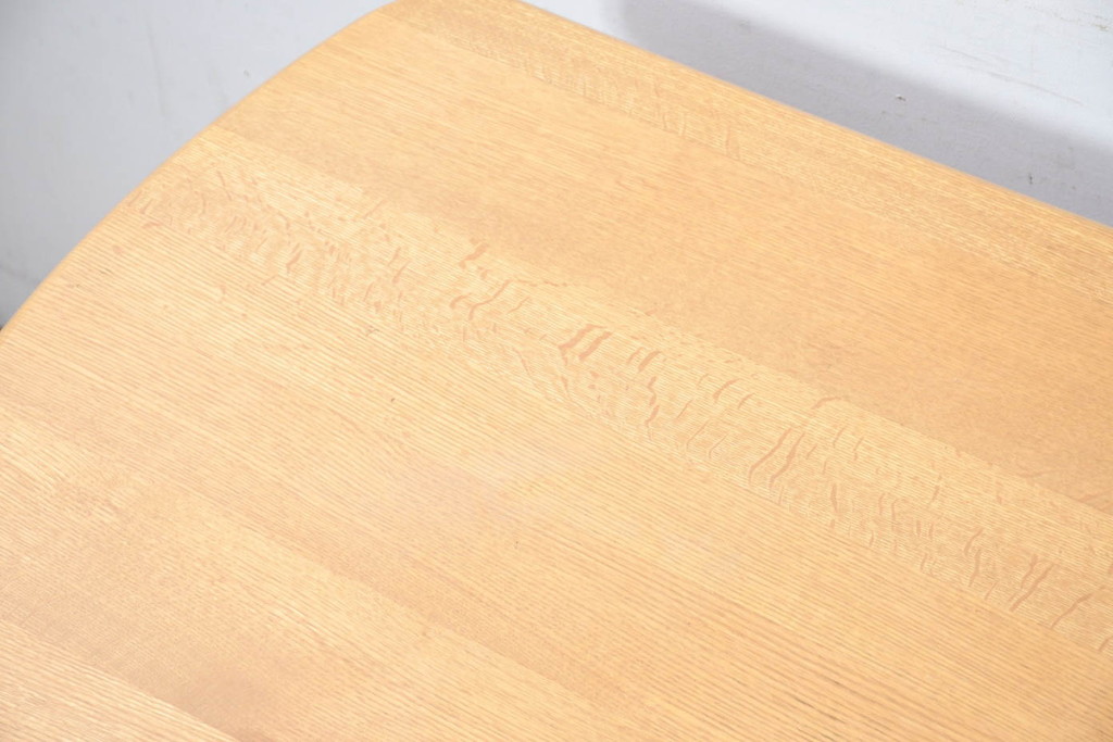中古　美品　飛騨高山手作り家具メーカー　シラカワ(shirakawa)　NEO TABLE(ネオテーブル)　レッドオーク無垢材　ユニークなデザインが魅力!!半円形で3本脚のダイニングテーブル(作業台、2人掛け、2人用、展示台、店舗什器)(定価約27万円)(R-082605)
