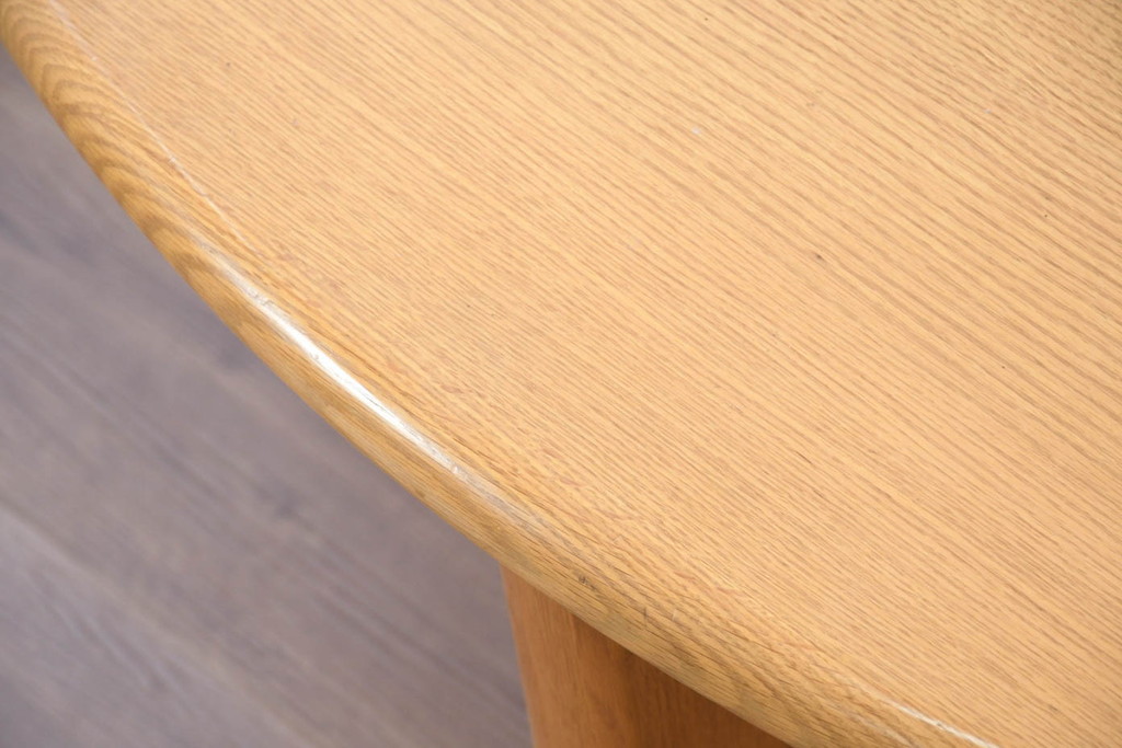 中古　美品　飛騨高山手作り家具メーカー　シラカワ(shirakawa)　NEO TABLE(ネオテーブル)　レッドオーク無垢材　ユニークなデザインが魅力!!半円形で3本脚のダイニングテーブル(作業台、2人掛け、2人用、展示台、店舗什器)(定価約27万円)(R-082605)
