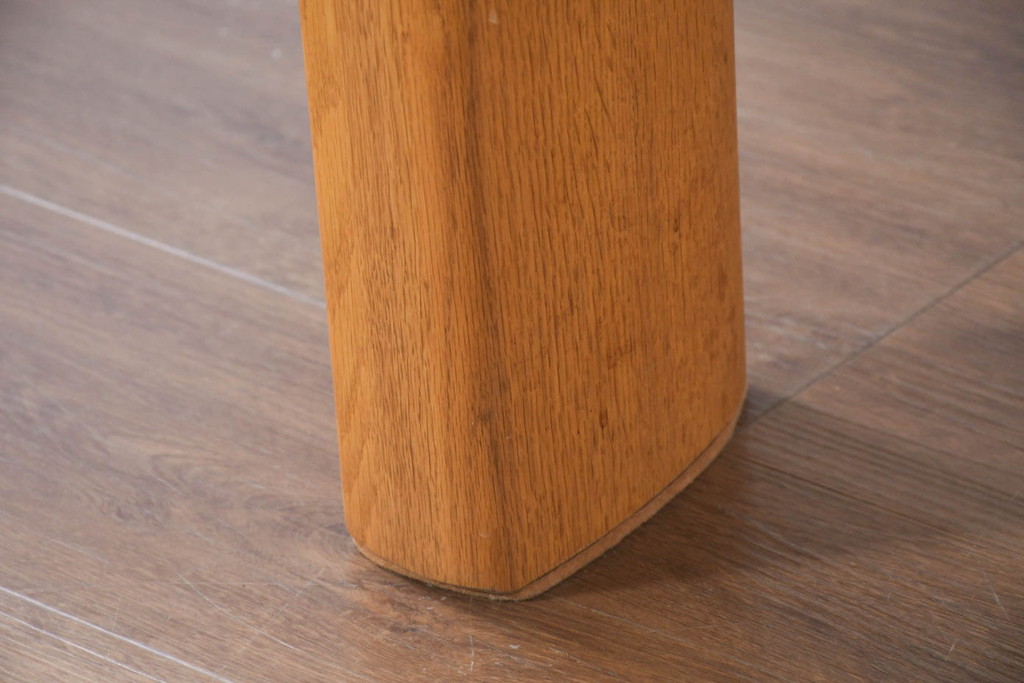 中古　美品　飛騨高山手作り家具メーカー　シラカワ(shirakawa)　NEO TABLE(ネオテーブル)　レッドオーク無垢材　ユニークなデザインが魅力!!半円形で3本脚のダイニングテーブル(作業台、2人掛け、2人用、展示台、店舗什器)(定価約27万円)(R-082605)