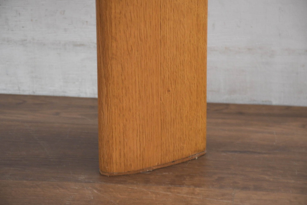 中古　美品　飛騨高山手作り家具メーカー　シラカワ(shirakawa)　NEO TABLE(ネオテーブル)　レッドオーク無垢材　ユニークなデザインが魅力!!半円形で3本脚のダイニングテーブル(作業台、2人掛け、2人用、展示台、店舗什器)(定価約27万円)(R-082605)