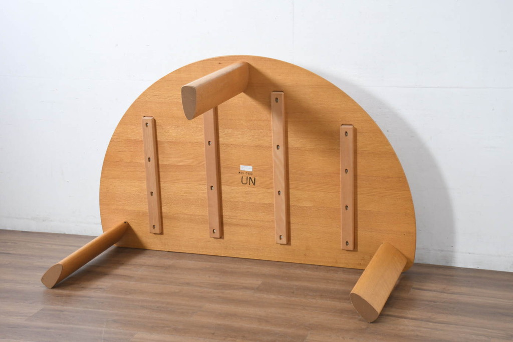 中古　美品　飛騨高山手作り家具メーカー　シラカワ(shirakawa)　NEO TABLE(ネオテーブル)　レッドオーク無垢材　ユニークなデザインが魅力!!半円形で3本脚のダイニングテーブル(作業台、2人掛け、2人用、展示台、店舗什器)(定価約27万円)(R-082605)