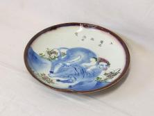 大正〜昭和初期　伊万里　色絵　猪に僮乗るの図　豚　花園　約23cm　7.5寸　繊細な図柄と色淡いが素敵な中皿(和皿、和食器、七寸五分)(R-076761)