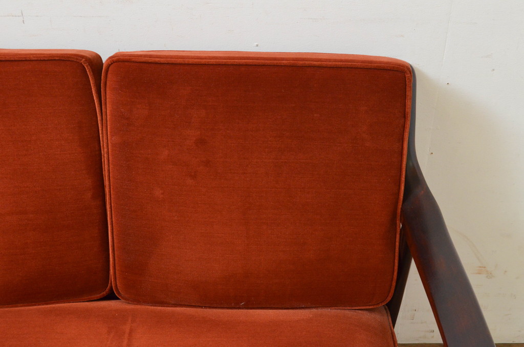 中古　美品　松本民芸家具　#301型曲肘布張椅子　上品なオレンジカラーが空間のアクセントになる3人掛けソファ(3P、三人掛け、トリプルソファ、アームソファ)(定価約48万円)(R-069504)