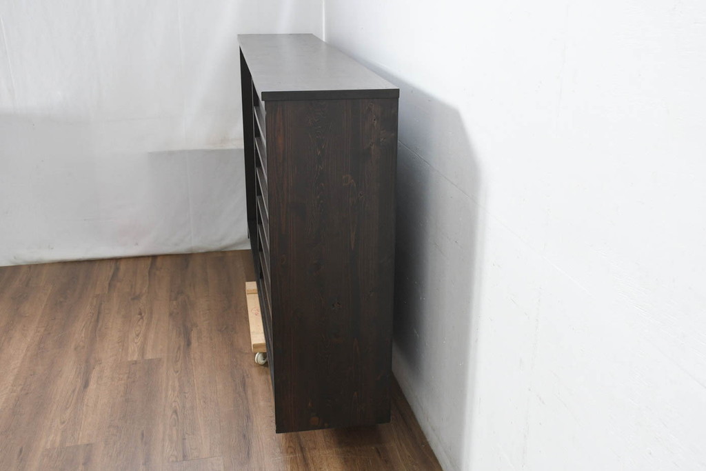 中古　古建具をリメイクしたモダンな横桟板戸が魅力な水屋箪笥サイドボード(食器棚、収納棚、戸棚、カップボード、サイドキャビネット)(R-082733)