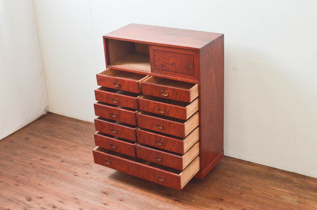 和製ビンテージ　美品　高級工芸家具　前面欅(ケヤキ)材　天板・側面タモ材　引き出し11杯　赤みがかった色味と杢目が魅力的な収納箪笥(衣装箪笥、整理タンス、チェスト、ドロワー、ヴィンテージ)(R-074291)