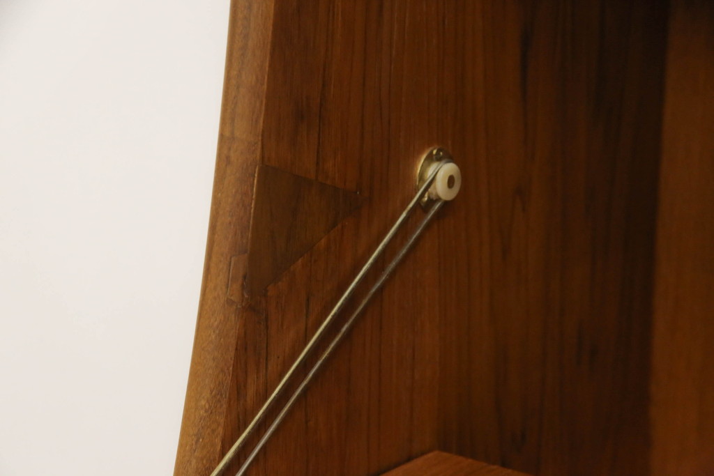 イギリスヴィンテージ　G-PLAN(ジープラン)　Brasilia(ブラジリア)　北欧家具　チーク材　美しいフォルムのサイドボード(サイドキャビネット、収納棚、戸棚、ビンテージ、北欧)(R-065146)