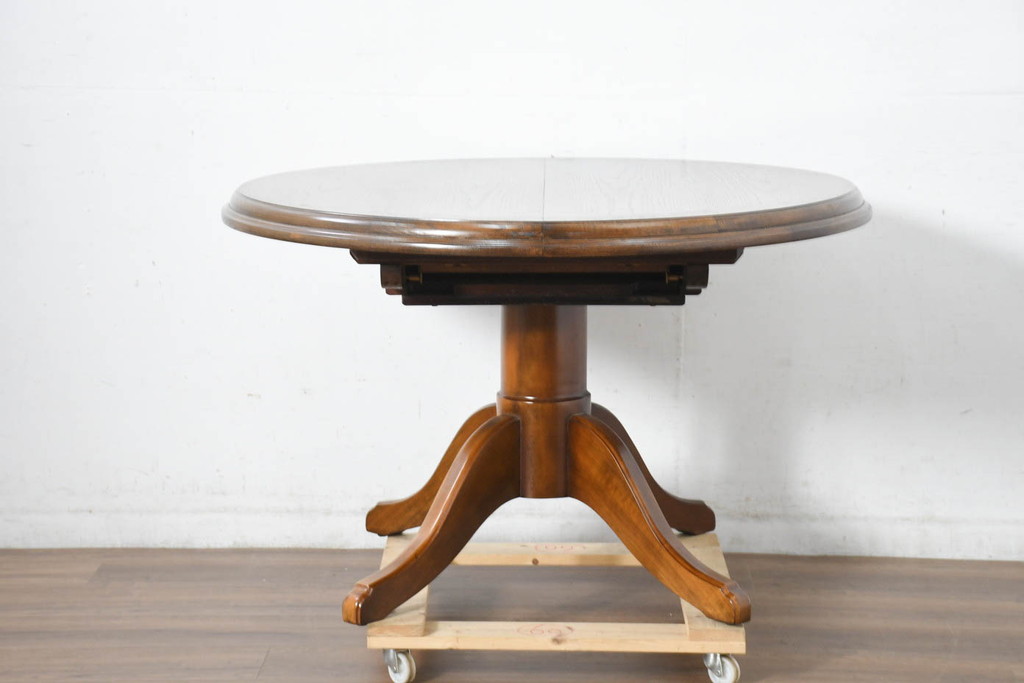 中古　美品　三越家具(現カントリーハウス)　Brugge(ブルージュ)　クラシカルな佇まいが魅力の伸長式ラウンドテーブル(ダイニングテーブル、エクステンションテーブル、丸テーブル、4人掛け、2人掛け、4人用、2人用、食卓)(定価約28万円)(R-082742)