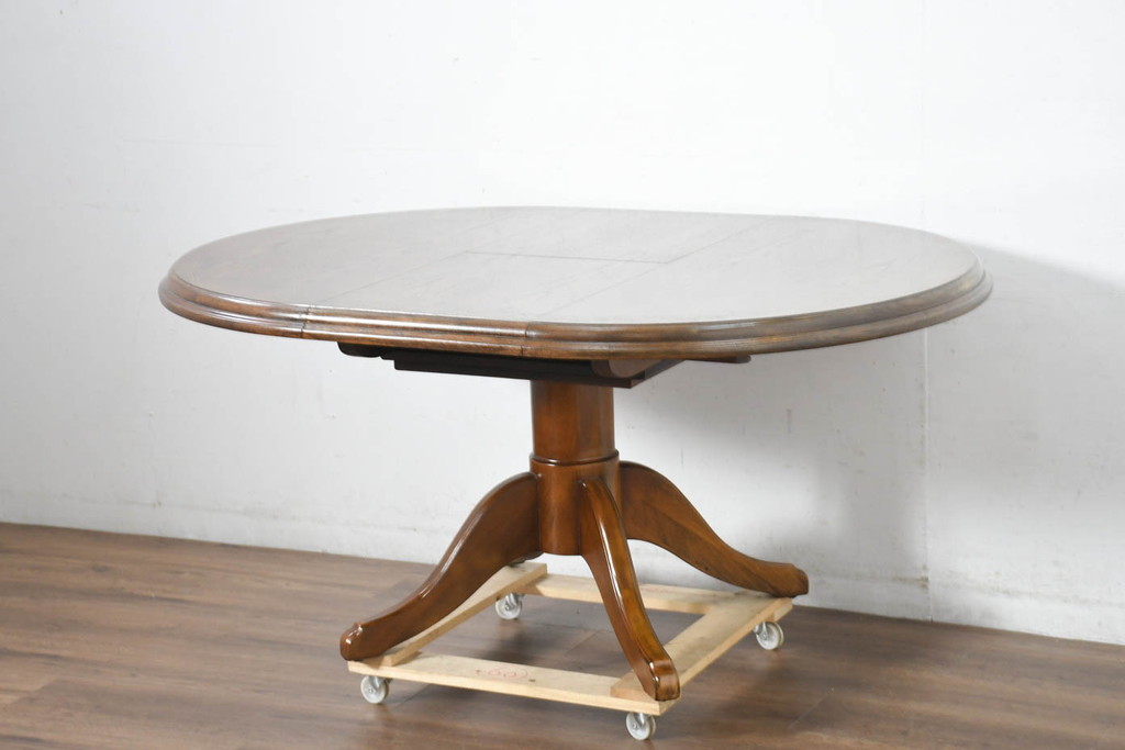 中古　美品　三越家具(現カントリーハウス)　Brugge(ブルージュ)　クラシカルな佇まいが魅力の伸長式ラウンドテーブル(ダイニングテーブル、エクステンションテーブル、丸テーブル、4人掛け、2人掛け、4人用、2人用、食卓)(定価約28万円)(R-082742)