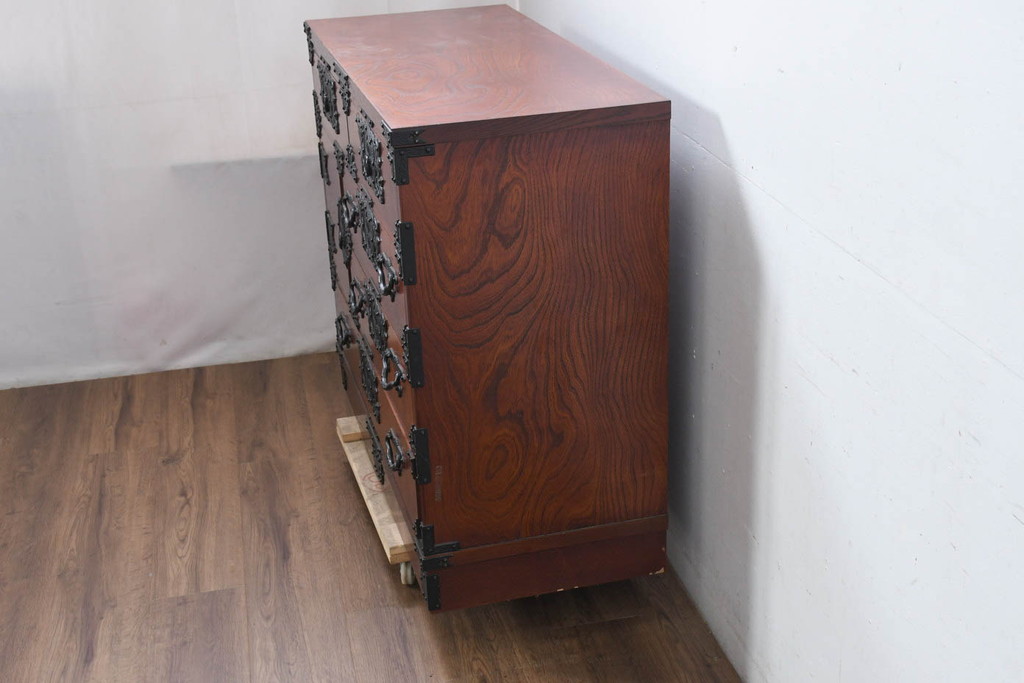 中古　美品!!　遠野民芸　職人手作り品　向鶴金具の立派な造りが目を惹く民芸箪笥(和タンス、収納箪笥、衣装箪笥、整理箪笥、引き出し、サイドチェスト)(R-082610)
