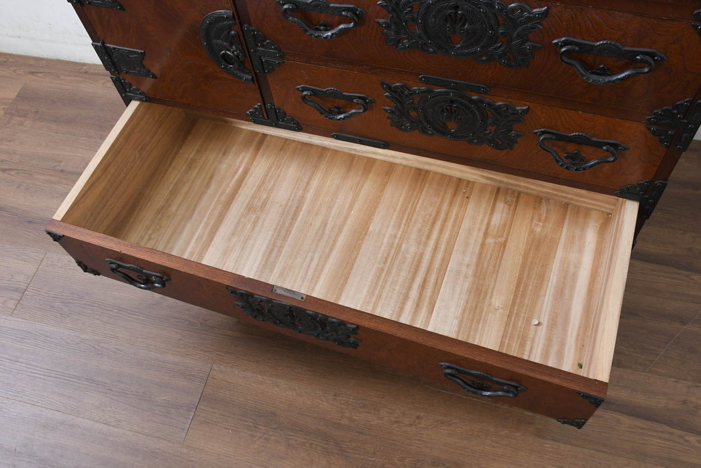中古　美品!!　遠野民芸　職人手作り品　向鶴金具の立派な造りが目を惹く民芸箪笥(和タンス、収納箪笥、衣装箪笥、整理箪笥、引き出し、サイドチェスト)(R-082610)