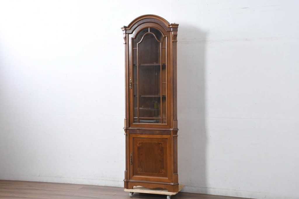 中古　イタリア　クラシカル美が宿るマーケットリー(象嵌細工)入りコーナーキャビネット(収納棚、戸棚、飾り棚)(R-082611)