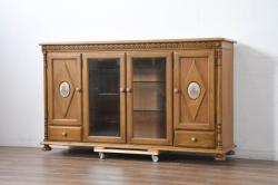 中古　美品　カリモク家具(karimoku)　可愛い脚と陶板がアクセントのアンティーク調カントリーキャビネット(サイドボード、サイドキャビネット、収納棚、戸棚)(R-082615)