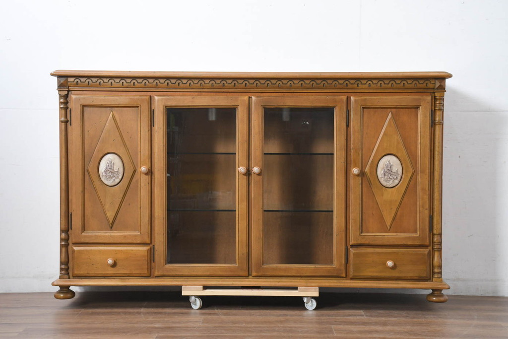 中古　美品　カリモク家具(karimoku)　可愛い脚と陶板がアクセントのアンティーク調カントリーキャビネット(サイドボード、サイドキャビネット、収納棚、戸棚)(R-082615)