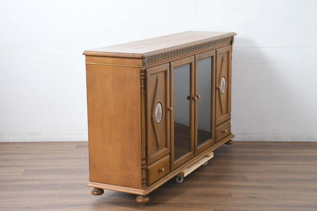 中古　美品　カリモク家具(karimoku)　可愛い脚と陶板がアクセントのアンティーク調カントリーキャビネット(サイドボード、サイドキャビネット、収納棚、戸棚)(R-082615)