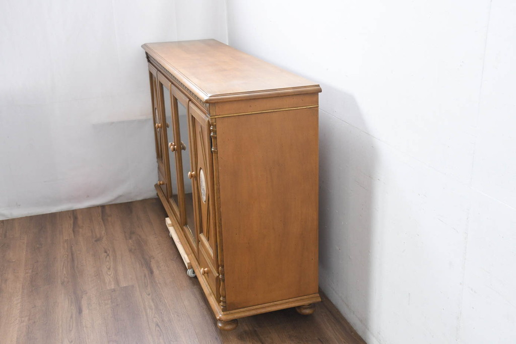 中古　美品　カリモク家具(karimoku)　可愛い脚と陶板がアクセントのアンティーク調カントリーキャビネット(サイドボード、サイドキャビネット、収納棚、戸棚)(R-082615)