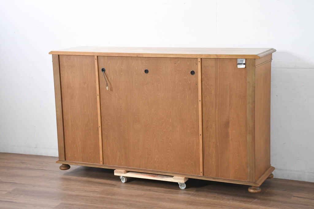 中古　美品　カリモク家具(karimoku)　可愛い脚と陶板がアクセントのアンティーク調カントリーキャビネット(サイドボード、サイドキャビネット、収納棚、戸棚)(R-082615)