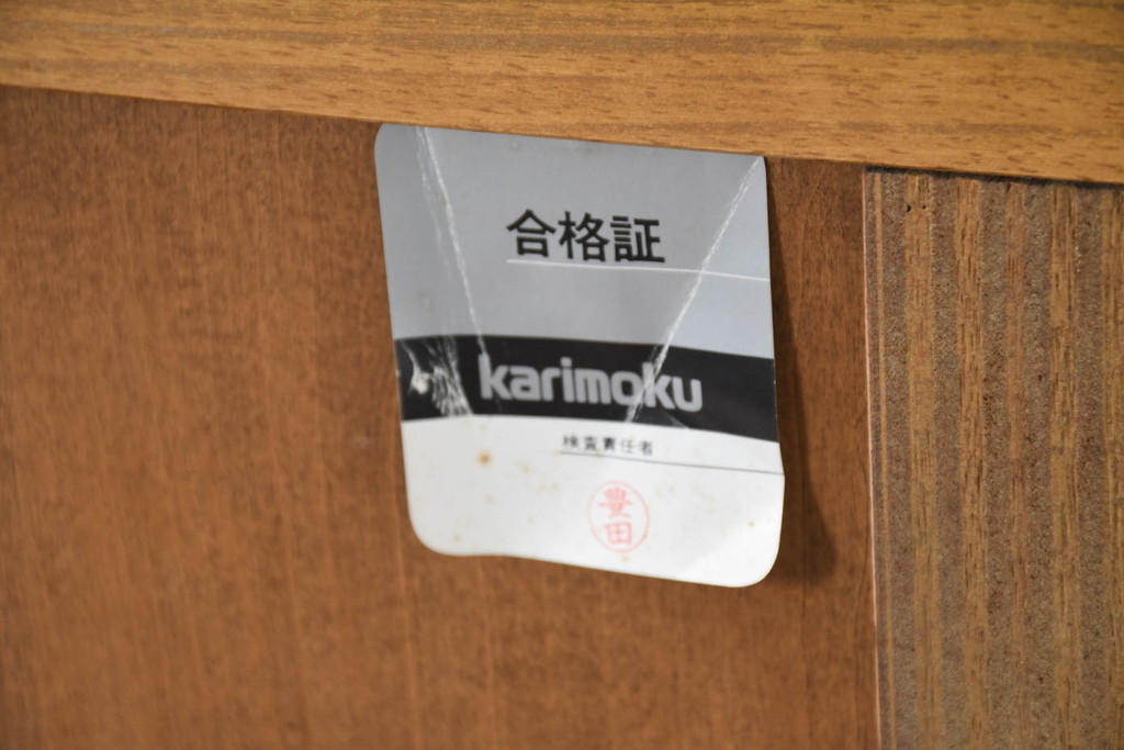 中古　美品　カリモク家具(karimoku)　可愛い脚と陶板がアクセントのアンティーク調カントリーキャビネット(サイドボード、サイドキャビネット、収納棚、戸棚)(R-082615)