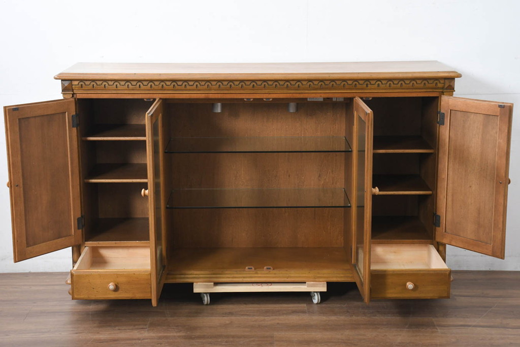 中古　美品　カリモク家具(karimoku)　可愛い脚と陶板がアクセントのアンティーク調カントリーキャビネット(サイドボード、サイドキャビネット、収納棚、戸棚)(R-082615)