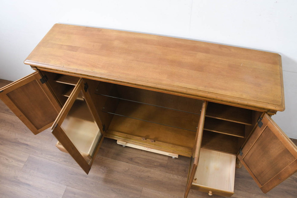 中古　美品　カリモク家具(karimoku)　可愛い脚と陶板がアクセントのアンティーク調カントリーキャビネット(サイドボード、サイドキャビネット、収納棚、戸棚)(R-082615)