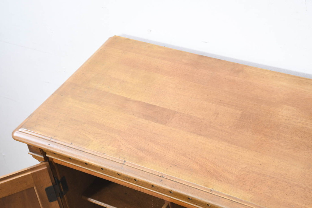 中古　美品　カリモク家具(karimoku)　可愛い脚と陶板がアクセントのアンティーク調カントリーキャビネット(サイドボード、サイドキャビネット、収納棚、戸棚)(R-082615)