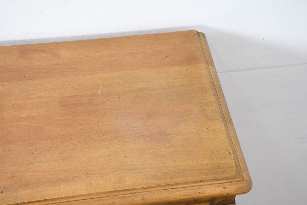 中古　美品　カリモク家具(karimoku)　可愛い脚と陶板がアクセントのアンティーク調カントリーキャビネット(サイドボード、サイドキャビネット、収納棚、戸棚)(R-082615)