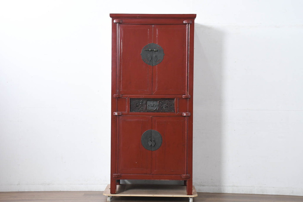 アジアンビンテージ　中国古典様式　丸金具装飾と美しい彫刻の朱色キャビネット(収納棚、戸棚、店舗什器、ヴィンテージ)(R-082616)