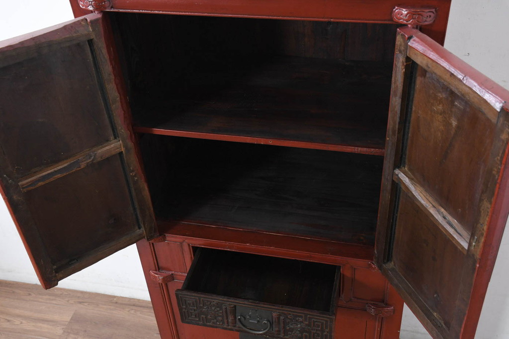 アジアンビンテージ　中国古典様式　丸金具装飾と美しい彫刻の朱色キャビネット(収納棚、戸棚、店舗什器、ヴィンテージ)(R-082616)