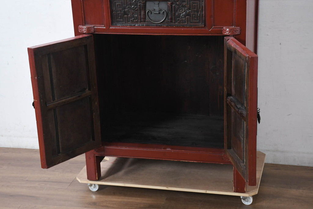 アジアンビンテージ　中国古典様式　丸金具装飾と美しい彫刻の朱色キャビネット(収納棚、戸棚、店舗什器、ヴィンテージ)(R-082616)