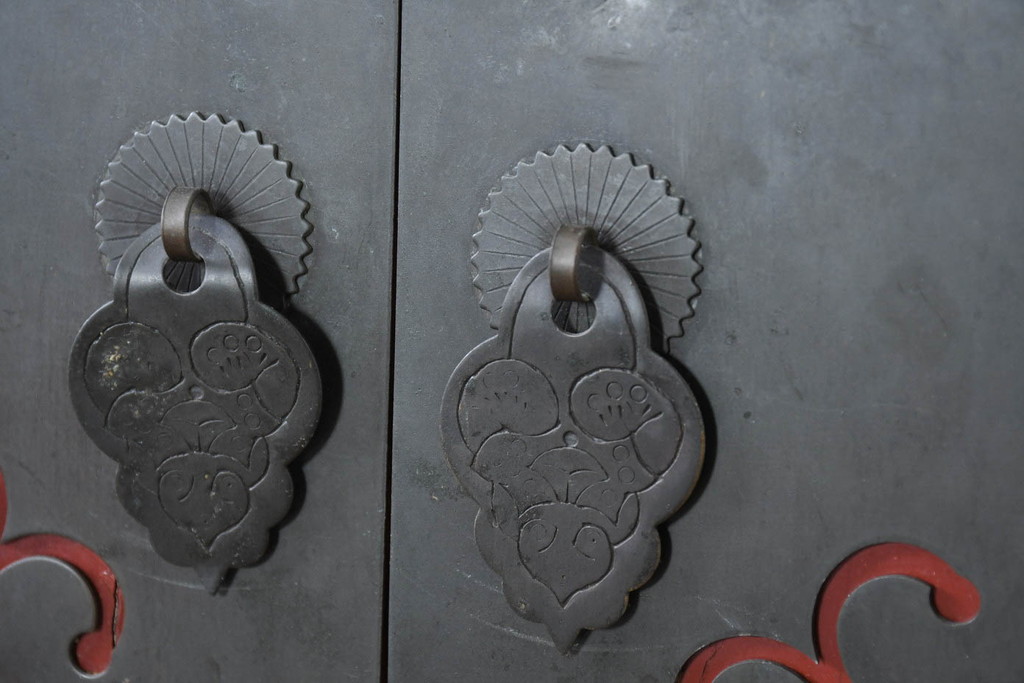 アジアンビンテージ　中国古典様式　丸金具装飾と美しい彫刻の朱色キャビネット(収納棚、戸棚、店舗什器、ヴィンテージ)(R-082616)