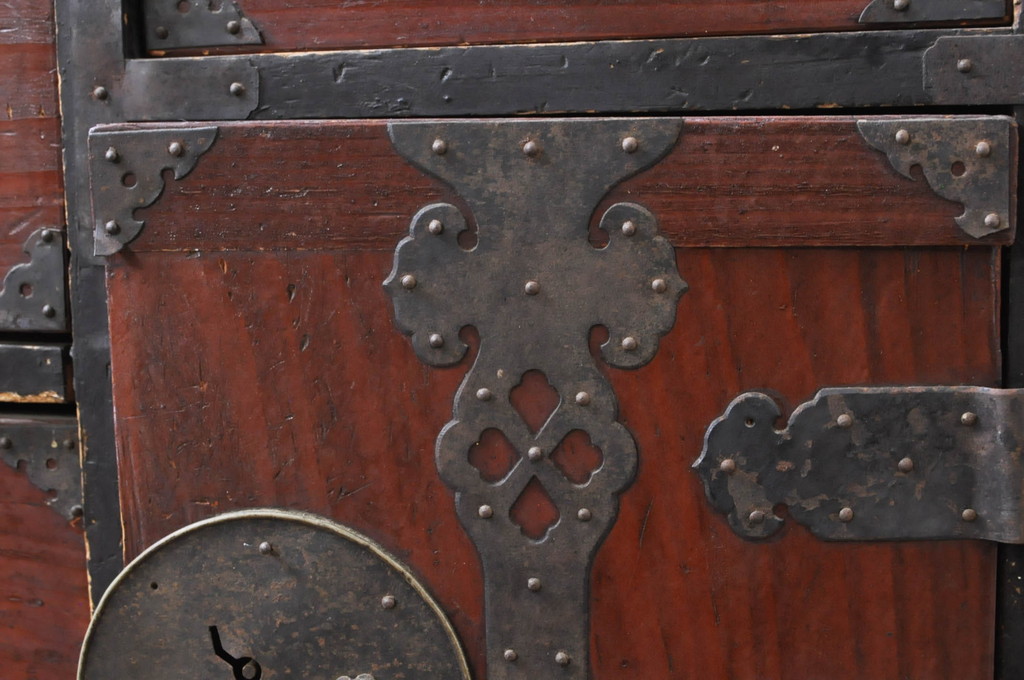 和製アンティーク　引手金具が存在感のある小振りサイズの会津箪笥(時代箪笥、収納箪笥、和タンス、チェスト、引き出し)(R-069243)