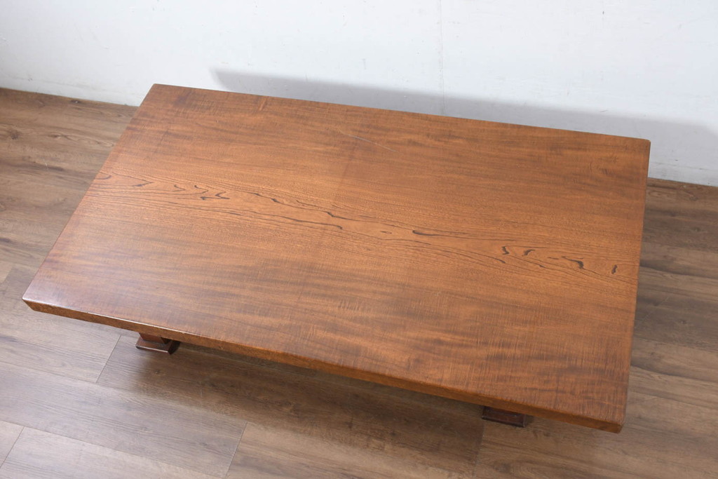 中古　美品　極厚天板　栓材　一枚板　側面玉杢材　美しい杢目が魅力の座卓(ローテーブル、センターテーブル、リビングテーブル)(R-082600)