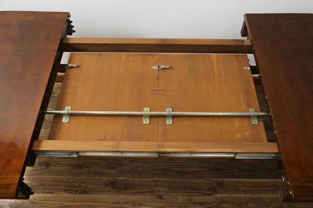 中古　美品　サァラ麻布　すっきりとした佇まいで取り入れやすいダイニングテーブル(エクステンションテーブル、4人掛け、6人掛け)(定価約100万円)(R-054310)