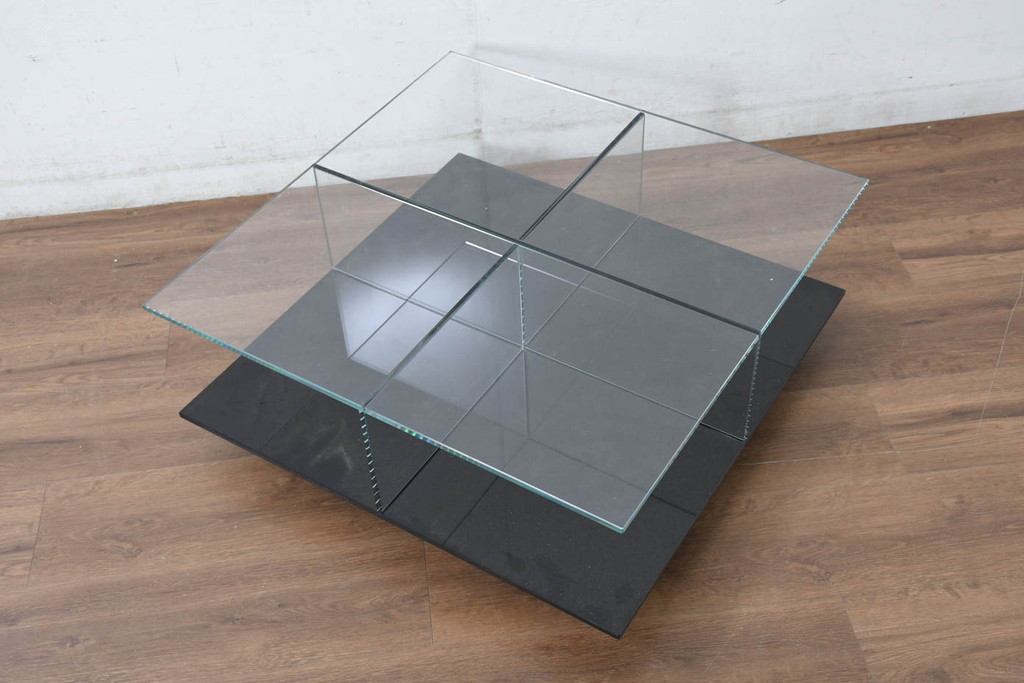 中古　美品　Cassina(カッシーナ)　269MEX(メックス)　空間に広がりと明るさをもたらすローテーブル(センターテーブル、リビングテーブル、スクエアタイプ、ガラステーブル、Gテーブル)(現行定価約40万円)(R-082603)