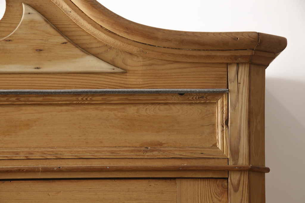 フランスアンティーク　パイン材　優しい木の温もり溢れる素敵なデザインのワードローブ(洋服タンス、収納棚、戸棚、キャビネット)(R-069765)